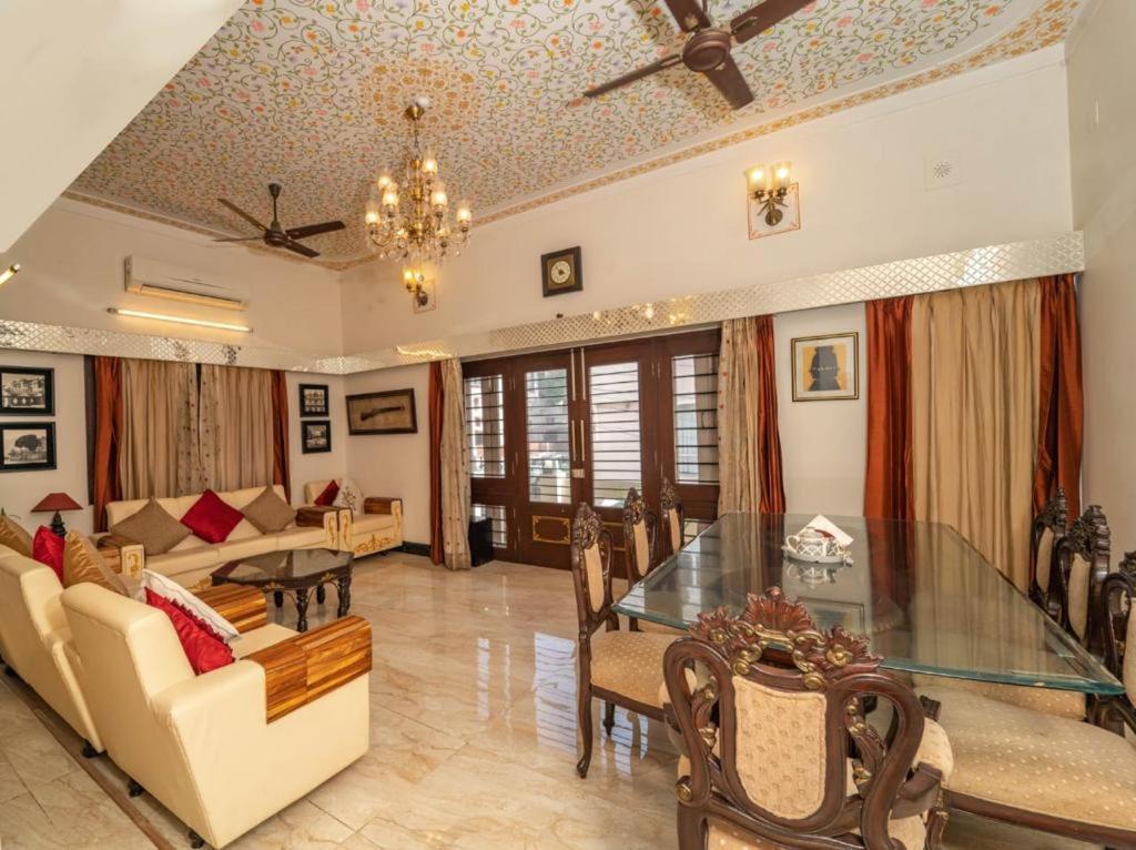 Santosh Villa - The House Of Antiques And Art อุเดเปอร์ ภายนอก รูปภาพ